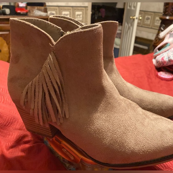 Lov Mark Ankle Booties with fringe - Picture 1 of 9